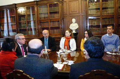 La reunión contó, además, con la participación del embajador de El Salvador en Chile, Manuel Valle, y la ex representante diplomática de nuestro país en la nación centroamericana, María Inés Ruz.