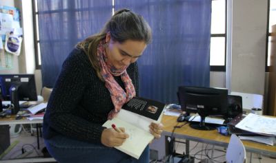 Sofia Brinck dona su libro al Centro de Recursos para el Aprendizaje del liceo.