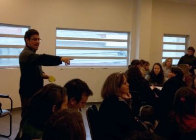 Nicolás Peña compartiendo la metodología de Aprendizaje Basado en Proyectos (ABP) en Linares. 