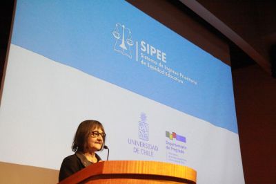 La vicerrectora de Asuntos Académicos, Rosa Devés, subrayó el valor de programas como SIPEE que fortalecen el compromiso de ser una universidad que haga honor a su nombre y represente a Chile. 