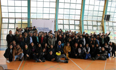 Estudiantes del Liceo Gabriela Mistral y egresados de la Universidad de Chile que participaron del lanzamiento de Mi Camino Profesional