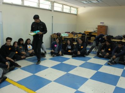Mediador en Arte realizando actividad en Liceo Valle Hermoso