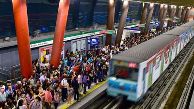 Para mover los trenes que circulan por la red de Metro de Santiago, se utiliza el 2,5 por ciento de la energía eléctrica que usa la capital.