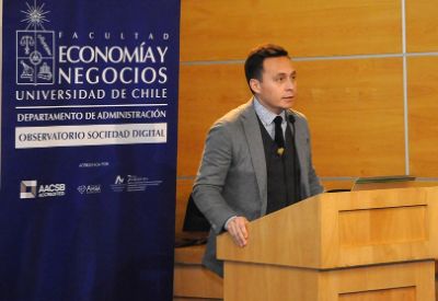 El académico Cristián Maulén presentó el estudio DataDriven 2018 en el auditorio PWC de la Facultad de Economía y Negocios el pasado jueves 02 de agosto.