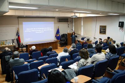 Durante el encuentro realizado en la Facultad de Ciencias Químicas y Farmacéuticas, el decano Arturo Squella destacó los resultados de la Institución pese al reducido aporte estatal.