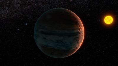 El primero de los exoplanetas orbita alrededor de su estrella cada dos días, mientras que el segundo lo hace cada tres, teniendo ambos una masa levemente superior al planeta gigante Júpiter.