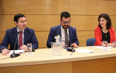 El entonces director de Investigación, profesor Jonatan Valenzuela, moderó la mesa donde compartieron Jorge Baquerizo, de la Universidad de Girona, y la profesora Flavia Carbonell.