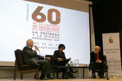 "Sociedad y sociología: sesenta años y perspectivas" fue el nombre de la mesa inaugural de esta semana de celebraciones. 