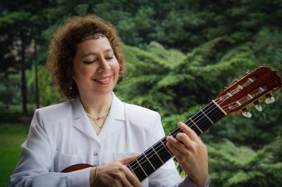 La Académica del Departamento de Música U. de Chile y autora del álbum "Ecos Latinoamericanos", Ximena Matamoros. 