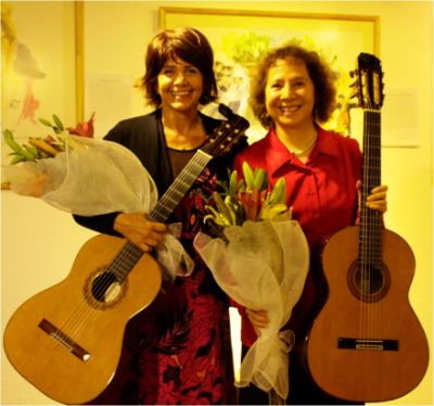 La Profesora Matamoros junto a la guitarrista brasileña Maria do Céu, en el Segundo Festival de Guitarra de la Liga Chileno-Alemana.