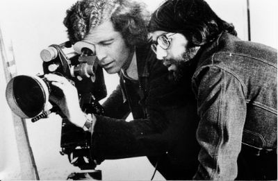  El productor, guionista y director Patricio Guzmán junto a Jorge Mülller filmando "La batalla de Chile".
