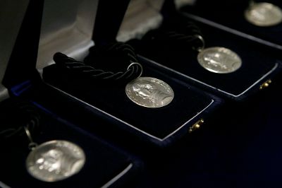 Durante la ceremonia los nuevos senadores recibieron la Medalla Andrés Bello.