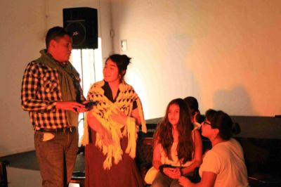 Estudiantes del Instituto Cumbres de Cóndores Oriente presentando su obra de teatro
