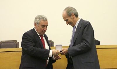 Entrega de la medalla al profesor Luis Merino.