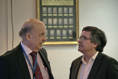 El Vicedecano de la Facultad de Ciencias Químicas y Farmacéuticas, Javier Puente, junto al Académico y Director de la Escuela, Eduardo Soto. 