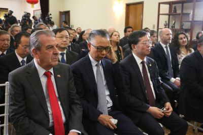 De la instancia participó el embajador extraordinario plenipotenciario de China en Chile, Xu Bu y el embajador para Asia - Pacífico de Chile, Eduardo Frei Ruiz-Tagle.