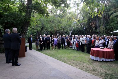 También participaron de la condecoración rectores del CUECH, autoridades de la U. de Chile, premios nacionales, académicos, funcionarios, amigos, amigas y familiares del rector Vivaldi.