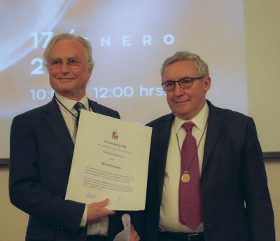 Durante la actividad, Richard Dawkins recibió la medalla rectoral como un reconocimiento de la U. de Chile a su trayectoria y trabajo en divulgación científica.