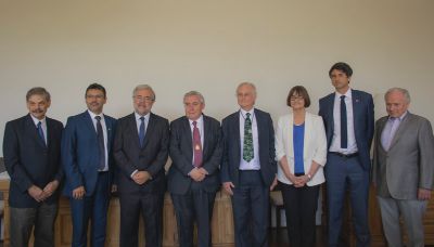 Richard Dawkins junto a las autoridades de la U. de Chile que asistieron a su visita en la Facultad de Medicina.