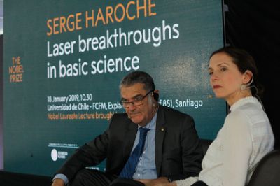 Serge Haroche junto a Laura Sprechmann, Deputy CEO de Nobel Media, durante la ronda de preguntas.