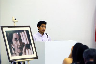El estudiante Ignacio Escobar, asistió a la ceremonia en representación del Hogar Juan Gómez Millas, que pasará a llamarse "Hogar Amanda Labarca".