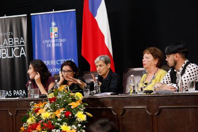 Judith Butler junto a Emilia Schneider, Daniela López, Alondra Carrillo y Jorge Díaz.