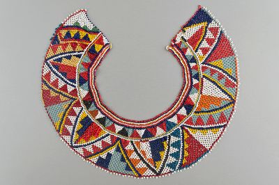 Faldas, ponchos, tobilleras y muñequeras, de origen indígena y popular, son algunas de las obras que reúne la exposición "Trajes e Indumentaria Latinoamericana".