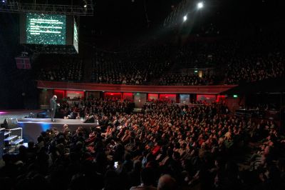 El astrónomo, académico y Premio Nacional José Maza presentó su nuevo libro "Eclipses" ante miles de personas que repletaron el Teatro Caupolicán.