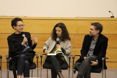 Patricia Benoit junto a Rocío Lorca, traductora de la actividad, y el académico Mauricio Barría.