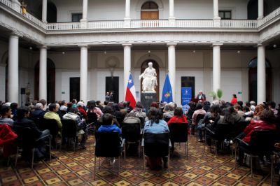 Ceremonia de inauguración de la exposición "Mujeres Públicas" en el patio Andrés Bello de la Casa Central.