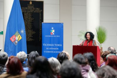 La vicerrectora de Extensión y Comunicaciones, Faride Zeran, en la inauguración de la exposición.