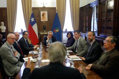 Previo a la jornada en el ex Congreso, autoridades del CNRS y de la Universidad de Chile se reunieron en un saludo protocolar en la Casa Central. 