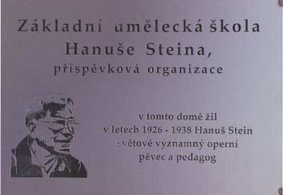 Desde hace unos días que la escuela artística de Nýrsko lleva el nombre del profesor del Departamento de Música, Hanns Stein.