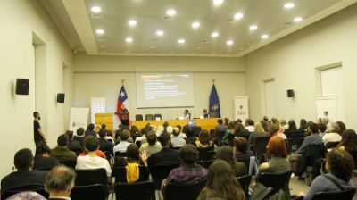 El seminario se desarrolló en la Sala Eloísa Díaz de la Casa Central de la Universidad de Chile.