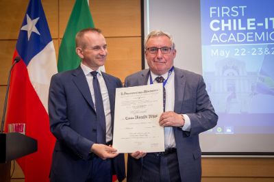 En la instancia el Rector Ennio Vivaldi recibió en manos del embajador Mauro Battocchi la Orden al Mérito de la República Italiana por su destacada trayectoria.