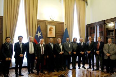 Previo a la visita representantes de la Embajada de China en Chile, encabezados por el señor Xu Bu, visitaron la Casa Central donde se reunieron con el rector Ennio Vivaldi y otras autoridades.