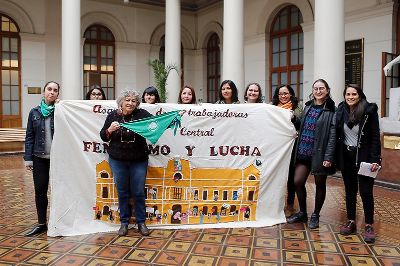 Integrantes de la Asamblea de Mujeres de la Casa Central junto a Rita Segato, previa a su visita a la Sala Museo Gabriela Mistral.