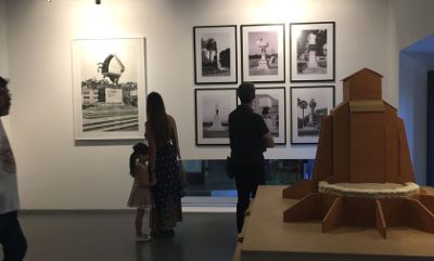 Las piezas forman parte del proyecto "Reconsiderando el monumento", exposición que bajo la curatoría del académico español Miguel Cereceda, reúne el trabajo de 20 artistas hispanoamericanos.