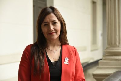 Sandra Oyarzo, académica del DECSA y vicepresidenta del Colegio de Matronas y Matronas, fue destacada por Women in Health por su trabajo por los derechos sexuales y reproductivos de las mujeres.