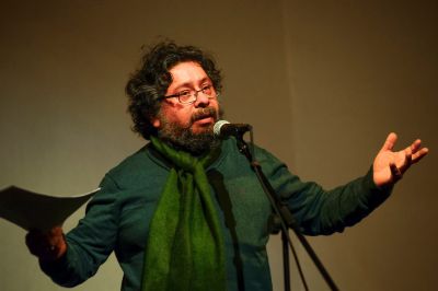 Jaime Huenún, poeta mapuche, encargado del Departamento de Pueblos Originarios de la Región Metropolitana y quien dirigió el acto inaugural.
