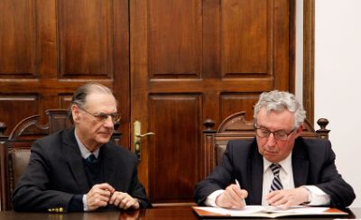 El Rector de la U. de Chile, Ennio Vivaldi, y el presidente del Directorio de la Corporación CTeC, Fernando Yáñez, firmaron el convenio de comodato de los terrenos en los que se construirá la unidad.