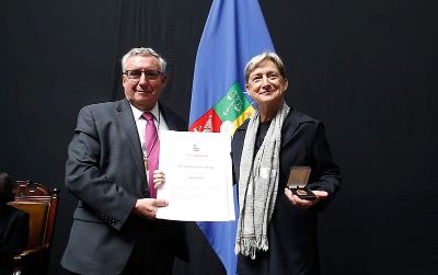 El rector Ennio Vivaldi hizo entrega de la Medalla Doctor Honoris Causa a la teórica feminista Judith Butler.