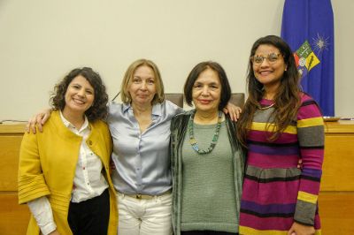 La directora Carmen Andrade y la profesora Irma Palma, junto a Claudia Moraga y Camila Rivera, de la Dirección de Equidad de Género de la UTA.