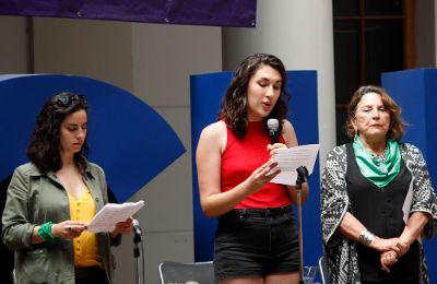 La presidenta del Sindicato de Trabajadores a Honorarios, Juliette Marín; la presidenta de la FECH, Emilia Schneider, y Kemy Oyrazín, presidenta de la Asociación de Académicas y Académicos.