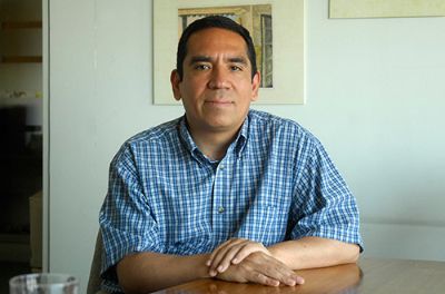 Claudio Millacura, coordinador académico de la Cátedra Indígena de la Facultad de Ciencias Sociales.
