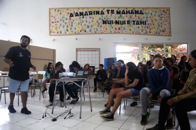 La educación y prevención sobre VIH ofrecida por la U. de Chile, convocó a jóvenes y adultos en diversos puntos de Rapa Nui.
