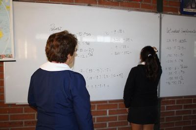 El estudio "La inclusión de las niñas en las aulas de matemáticas chilenas" concluyó las niñas interactúan menos frecuentemente con su profesor de matemáticas.