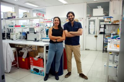 La investigadora de la Facultad de Medicina, Chantal Márquez (izquierda), junto a su colega Francisco García.