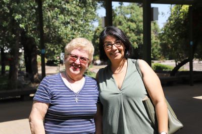 La académica de la Facultad de Ciencias Químicas y Farmacéuticas, Karina Valdés junto a Luz María Pérez, que trabajó junto al Profesor Montealegre por 25 años. Ambas son investigadoras del proyecto.