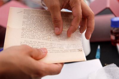 El taller "Clínica del Libro" consistió en dar a conocer técnicas de preservación y conservación de libros.